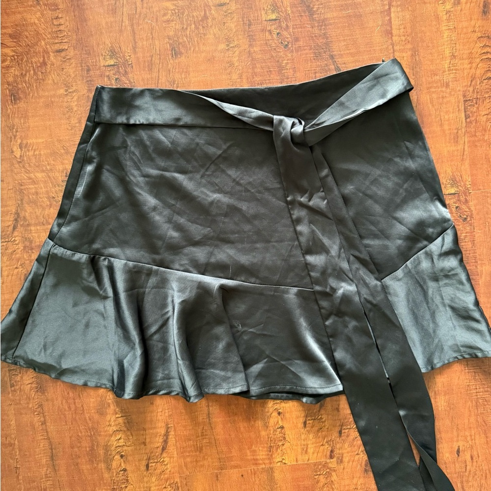 Forever21 Elegant Black satin like mini Skirt